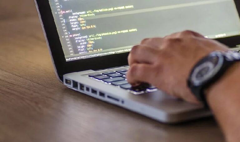 Руководители Microsoft призвали бизнес не менять начинающих программистов на ИИ с целью экономии из-за проблем в будущем