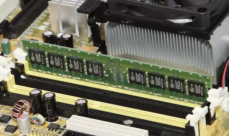 И снова здравствуйте: на фоне дефицита DDR4 и DDR5 оперативная память DDR2 из 2000х вновь набирает популярность и дорожает