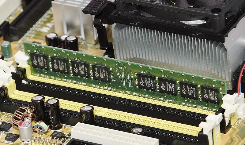 И снова здравствуйте: на фоне дефицита DDR4 и DDR5 оперативная память DDR2 из 2000х вновь набирает популярность и дорожает